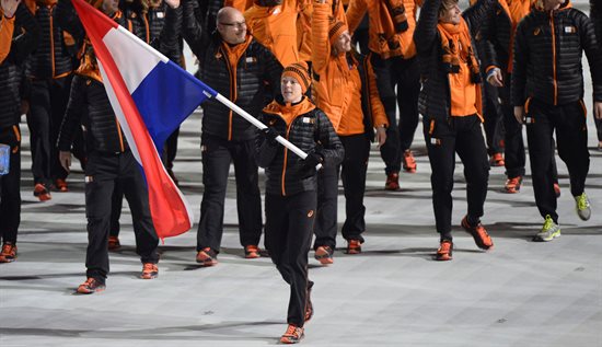 Jorien ter Mors leidt de Nederlandse ploeg het Fisht-stadion binnen | Foto: Soenar Chamid